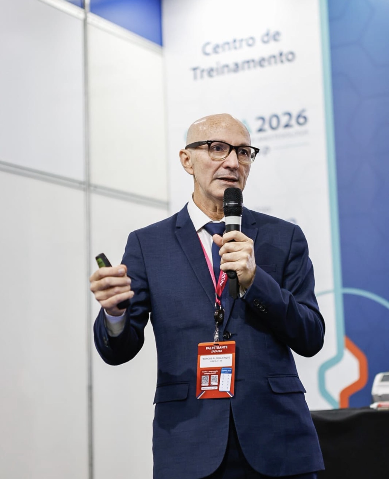 Dr. Marcos Albuquerque em palestra institucional